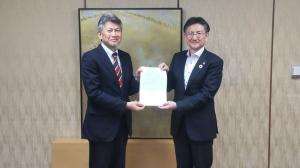 NHK新潟放送局長の大竹様からのど自慢見附市開催の実施通知書を渡された時の様子