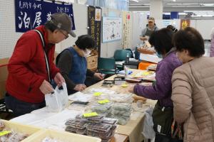 買い物を楽しんでいる来場者