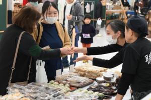 お釣りを受け取る来場者