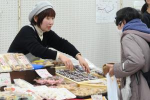 商品の説明を行う出店者