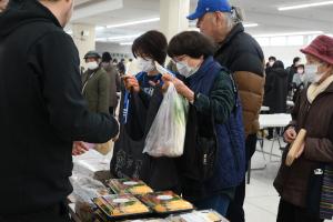 特性弁当を購入する来場者