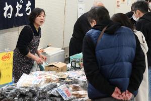 商品をじっくり見る来場者