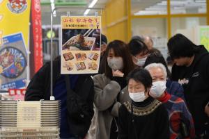 山形駅弁まつりの販売待ち列