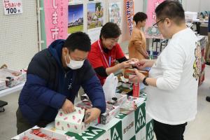 商品を袋詰めする出店者