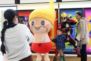 ミッケちゃん、ミツケンバーと写真を撮る来場者