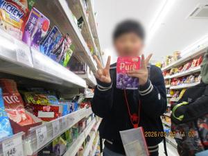 お菓子を手に取る児童