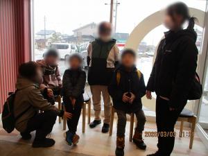 店内で順番を待つ児童