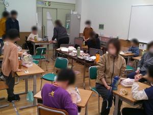 教室で弁当を食べる様子