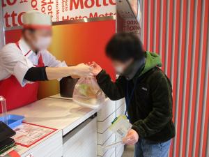 弁当を受け取る児童