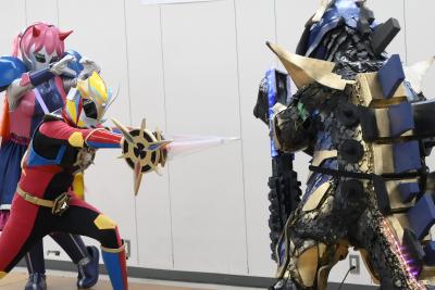 ミツケンバーが戦っている様子