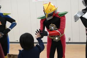 子どもとハイタッチをするミツケンバー