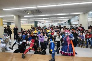 ミツケンバーと観客で写真撮影