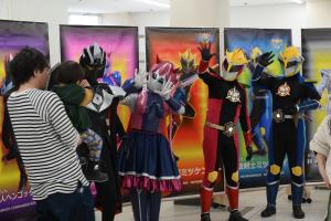 子どもに手を振るミツケンバーたち