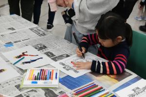 ミツケンバーのぬり絵を行う子ども