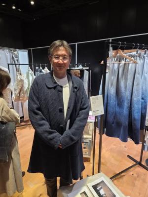 見附市出身のデザイナー山田萌永さんが出展する展示会の様子