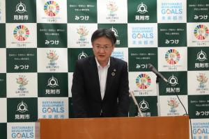 定例記者会見の様子