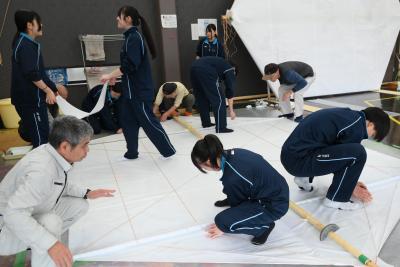 白凧づくりの様子