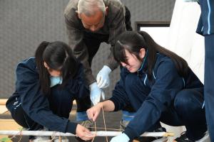 糸張りを行う様子