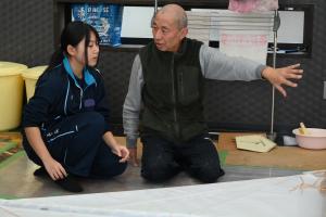 協会の人から説明を受ける高校生