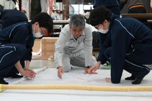 和紙の貼り付けを行う様子