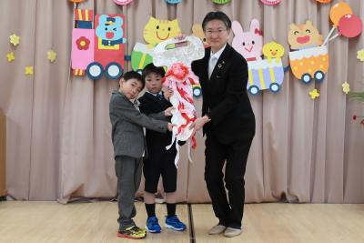 保育園の鍵を返還する児童たち