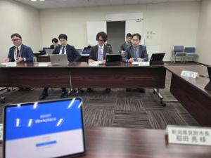 文部科学大臣清水政務官ほかスポーツ庁の職員に見附市の取り組みを説明した時の様子