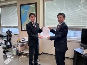 県土木部長に知事あての要望書を提出した時の様子