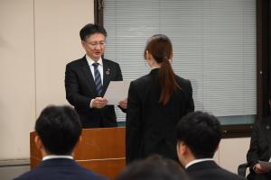 新採用職員への辞令交付