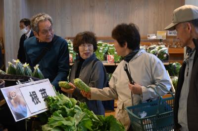 買い物を楽しむ来店者