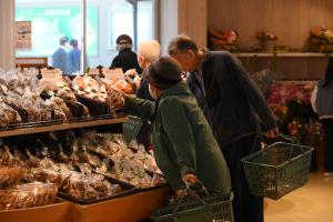 商品を手に取る来店者