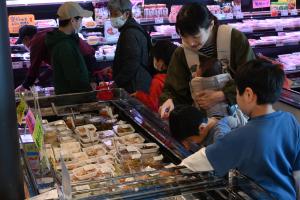 家族で商品を選んでいる様子