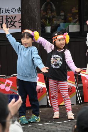 菫保育園のお遊戯の様子