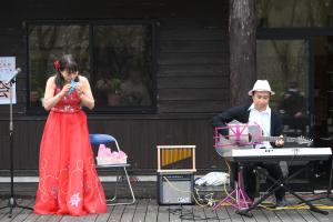 オカリナ＆ギターの演奏の様子