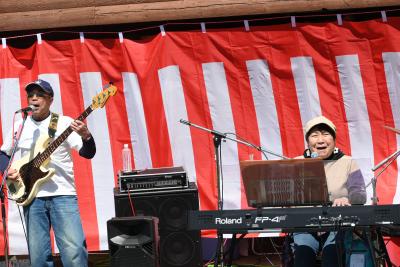 イザナギ・ボヘミアンズのライブの様子