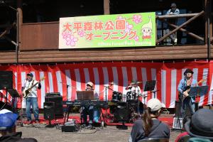 イザナギ・ボヘミアンズのライブの様子