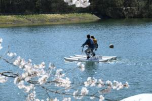 水上バイクを楽しむ2人組