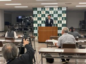 記者会見する市長
