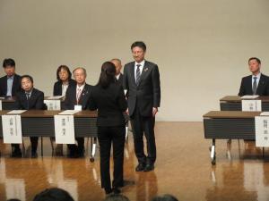 新採用職員と話す市長