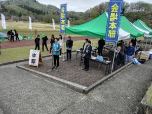 マラソン開会式であいさつする市長