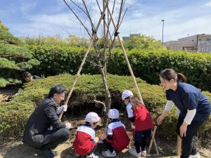 園児と植樹する市長
