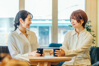 交流する女性たちの画像