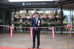パティオにいがたオープンのテープカットをする市長