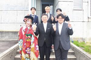 新成人に囲まれた稲田市長