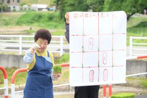 地域農家による田植え指導