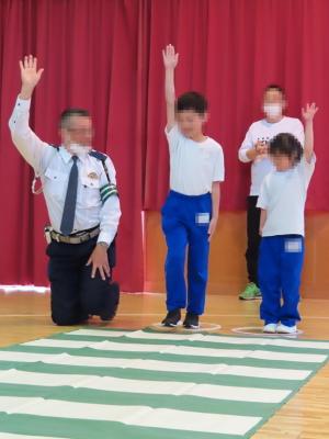 手を挙げて渡る児童