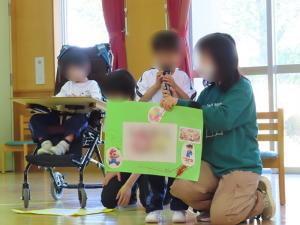 自己紹介をする1年生