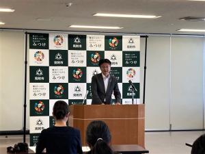 記者会見を行う稲田市長