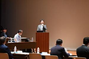Swc首長会の演壇に立つ稲田市長