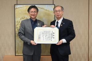 河川功労者表彰状を掲げる稲田市長と渡辺教育長