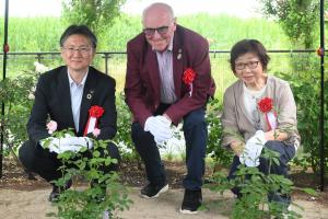 植樹を終えた3人の記念撮影